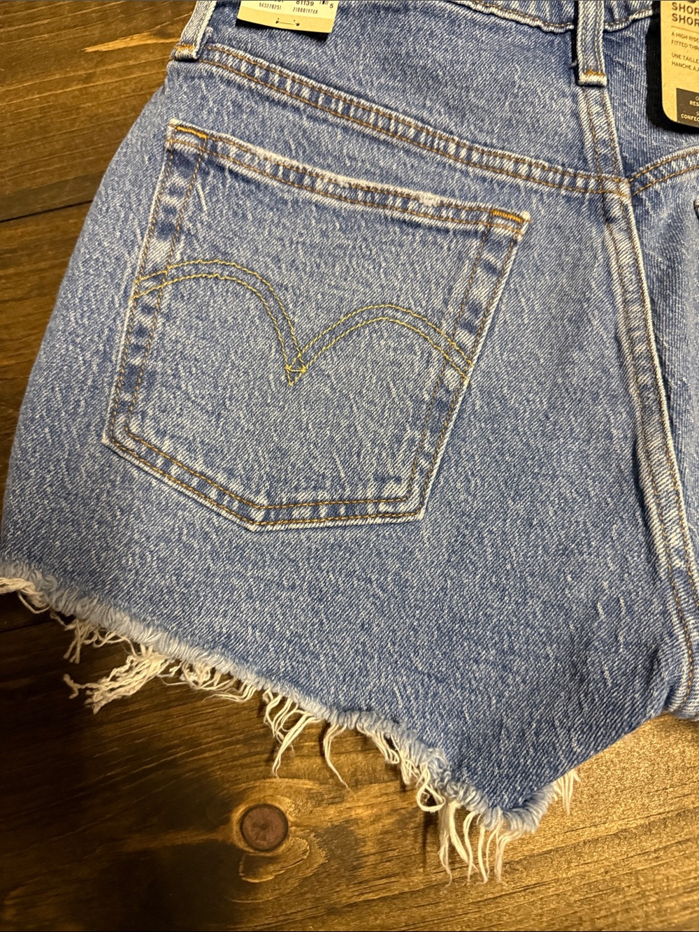 Levi's Light Blue Denim 501 Cutoff Women's Shorts - Picture 4 of 9